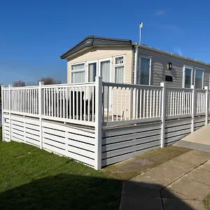 Holiday home 2 Bed, 2 Bath With Decking Overlooking The Fishing At Le Mere